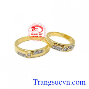 Nhẫn cưới hạnh phúc mãi mãi được chế tác từ vàng 10k chất lượng.