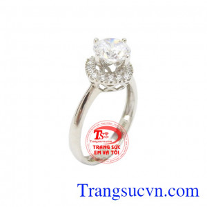 Nhẫn đính hôn đẹp xinh được thiết kế tinh tế làm toát lên vẻ nữ tính, dịu dàng của phái nữ