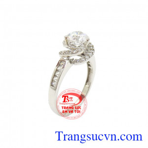 Nhẫn đính hôn sang trọng thể hiện vẻ đẹp nữ tính, hiện đại cho phái đẹp