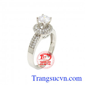 Nhẫn đính hôn thời trang là sản phẩm được thiết kế sang trọng, tinh tế và là món quà ý nghĩa dành tặng phái đẹp