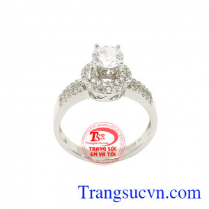 Nhẫn đính hôn thời trang được thiết kế rất đẹp mắt nhằm tôn vinh nét đẹp của người phụ nữ