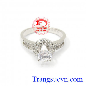 Nhẫn đính hôn thời trang
