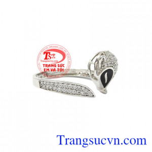 Nhẫn hồ ly khéo léo được chế tác từ vàng trắng kết hợp với đá cz tạo cho sản phẩm thêm vẻ lấp lánh, cuốn hút. 