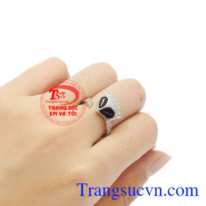 Hồ ly được coi là một linh vật khôn khéo, thông minh và uyển chuyển. Nhẫn hồ ly khéo léo