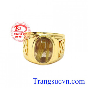 Nhẫn nam thạch anh tóc tài lộc được chế tác từ vàng tây 14k bền đẹp, sáng bóng.