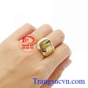 Chi tiết đồng kim tiền được kết hợp thể hiện khát vọng về sự giàu có và thịnh vượng. Nhẫn nam thạch anh tóc tài lộc