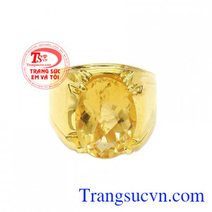 Nhẫn nam thạch anh vàng đẹp được thiết kế với phong cách đơn giản nhưng mạnh mẽ. 