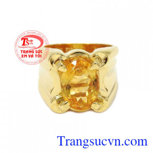 Nhẫn nam thạch anh vàng lãng tử được thiết kế với phong cách đơn giản nhưng lại toát lên vẻ phong trần, lịch lãm. 