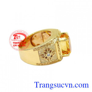 Thiết kế tỉ mỉ, các đường nét mạnh mẽ mà không thiết sự tinh tế. Nhẫn nam thạch anh vàng vương quyền