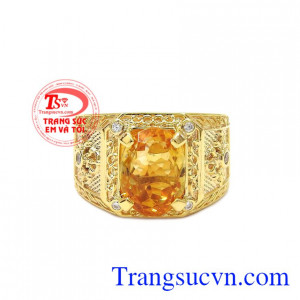 Nhẫn nam thạch anh vàng vương quyền là một thiết kế mới với các chi tiết vô cùng sang trọng và ấn tượng. 
