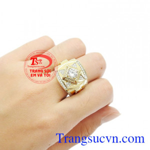 Với thiết kế độc đáo, cá tính và sang trọng thể hiện vẻ nam tính của phái mạnh. Nhẫn nam thời trang phong cách