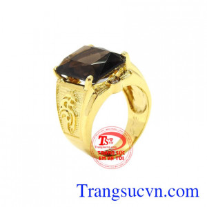 Nhẫn nam vàng thạch anh khói đẹp được chế tác, chạm khắc tinh xảo, đẹp mắt.
