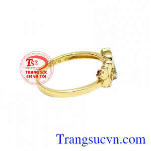 Thiết kế tinh tế, đáng yêu giúp cho người dùng càng thêm nữ tính. Nhẫn nữ cỏ bốn lá yêu thương