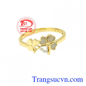 Nhẫn nữ cỏ bốn lá yêu thương chế tác từ vàng tây 10k sáng bóng, bền đẹp. 