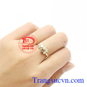 Sản phẩm thích hợp làm quà tặng cho người phụ nữ của bạn trong những dịp đặc biệt. Nhẫn nữ cỏ bốn lá yêu thương