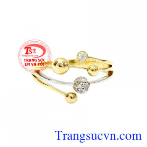 Nhẫn nữ thời trang độc đáo là sự kết hợp giữa vàng màu và vàng trắng. 