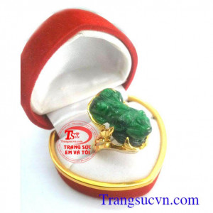 Nhẫn nữ tỳ hưu xanh ngọc