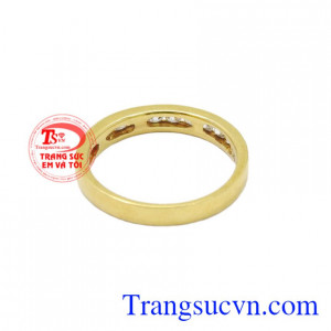 Nhẫn nữ vàng độc đáo là món quà xinh xắn dành tặng cho người thương vào dịp đặc biệt.