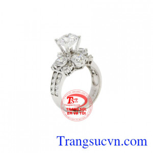 Nhẫn nữ vàng trắng kim cương đẹp được chế tác tỉ mỉ từ kim cương thiên nhiên ở viền nhẫn.
