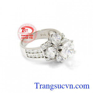 Nhẫn nữ vàng trắng kim cương đẹp là món quà trị giá dành cho người thương, người thân.
