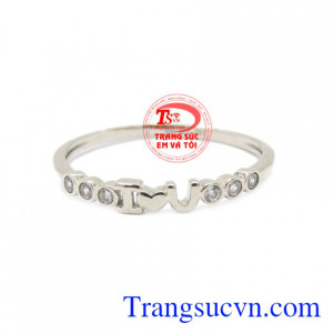 Nhẫn nữ vàng trắng nhỏ xinh mang lại vẻ dịu dàng dễ thương cho người đeo.