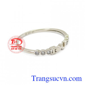 Nhẫn nữ vàng trắng nhỏ xinh hợp thời trang.