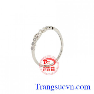 Nhẫn nữ vàng trắng nhỏ xinh được thiết kế xinh xắn, thanh thoát từ vàng 10k.