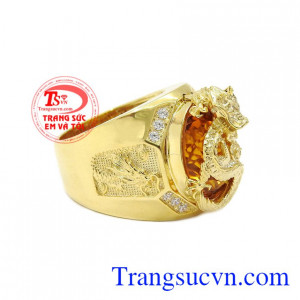 Sản phẩm được kết hợp vàng 18k và đá thạch anh vàng thiên nhiên. Nhẫn rồng thạch anh vàng đẳng cấp