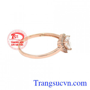 Thiết kế tinh tế, nữ tính giúp tôn vinh nét đẹp của người dùng. Nhẫn trái tim dễ thương vàng hồng