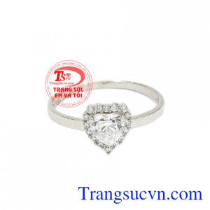 Nhẫn trái tim dễ thương vàng trắng chế tác từ vàng tây 10k bền đẹp, sáng bóng.