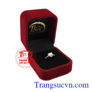 Sản phẩm bảo hành uy tín, giao hàng toàn quốc. Nhẫn trái tim dễ thương vàng trắng.