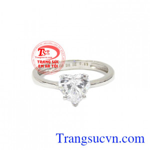 Nhẫn trái tim yêu thương được chế tác từ vàng trắng 10k bền đẹp. 