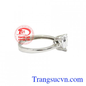  Kết hợp với đá cz hình trái tim giúp sản phẩm thêm nữ tính. Nhẫn trái tim yêu thương