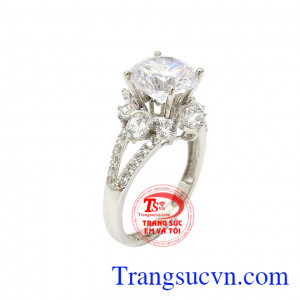 Nhẫn vàng trắng cao cấp tôn lên vẻ đẹp sang trọng, quý phái của phái nữ