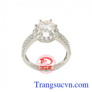 Nhẫn vàng trắng quý phái được sản xuất theo công nghệ từ Hàn Quốc với thiết kế đẹp và thanh lịch