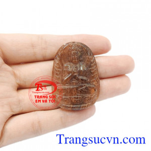 Mặt phật thạch anh tóc thiên nhiên hợp mệnh, thích hợp với cả nam và nữ. Phật bản mệnh tuổi mùi-thân thạch anh tóc.