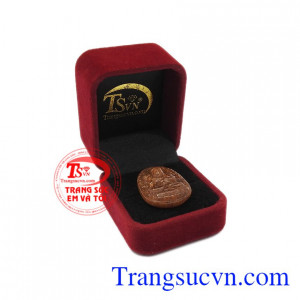 Sản phẩm có thể kết hợp với dây dù hoặc bọc vàng, bạc để làm mặt dây đeo. Phật bản mệnh tuổi ngọ thạch anh tóc