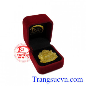 Thạch anh tóc vàng mang lại sự bình an và thịnh vượng cho người dùng. Phật di lặc thạch anh tóc vàng hợp mệnh.