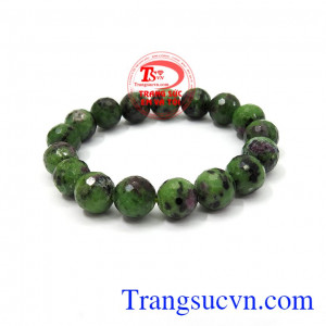 Theo nhiều tài liệu, Zoisite có khả năng phục hồi và hồi sức cho bất kỳ bệnh tật nào, đồng thời nó còn giảm tình trạng căng thẳng và mệt mỏi