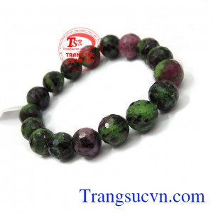 Anyolite-Zoisite là hòn đá phục hồi, hỗ trợ trong việc hồi sức và phục hồi sau bất kỳ bệnh tật hoặc căng thẳng nặng nề, kích thích khả năng sinh sản