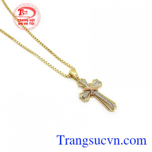 Mặt thánh giá vàng bình an 18k phù hợp đeo với nhiều loại dây chuyền khác nhau mang lại sự hài hòa và phong cách cho người đeo