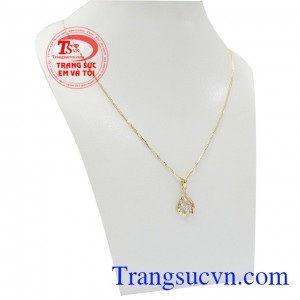 Bộ mặt dây với kiểu dáng hình giọt nước đơn giản nhưng vẫn không hề kém phần nổi bật cho người sử dụng,Bộ dây vàng nữ dịu dàng