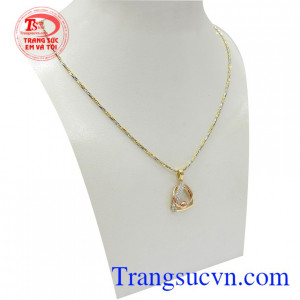 Bộ dây vàng nữ quý phái dễ dàng kết hợp với nhiều trang phục và phong cách khác nhau, càng tôn lên sự dịu dàng, nữ tính và trẻ trung cho người đeo