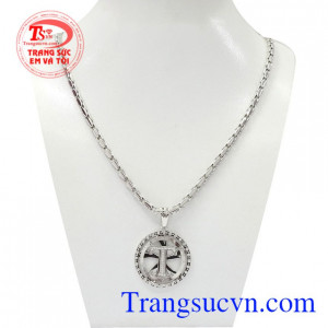 Bộ mặt dây chữ T vàng trắng là bộ sản phẩm sang trọng, đẳng cấp, thu hút.