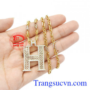 Bộ trang sức có thể kết hợp cùng nhiều trang phục khác nhau. Bộ trang sức chữ H thời trang