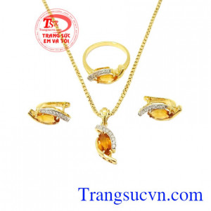 Bộ trang sức Citrine ấn tượng được chế tác từ vàng 18k làm nổi bật vẻ sang trọng, ấn tượng cho người đeo.
