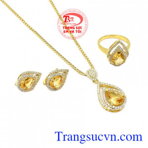 Bộ trang sức Citrine sang trọng là sự kết hợp của nhẫn, hoa tai, mặt dây thạch anh vàng cùng dây chuyền 18k Italy.