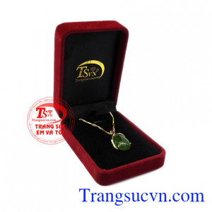 Sản phẩm hợp phong thủy sẽ mang lại sự bình an, may mắn và thành công cho người dùng. Bộ trang sức nepherite thiên nhiên sang trọng