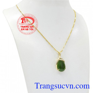 Bộ trang sức nepherite thiên nhiên sang trọng được kết hợp hài hòa giữa vàng tây cùng ngọc nephrite. 