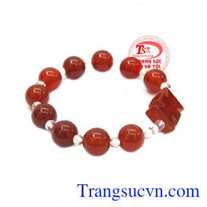 Nếu chuỗi cổ có vẻ khá bất tiện thì chuỗi tay trở nên tiện dụng hơn. Chuỗi tay mân côi mã não đẹp